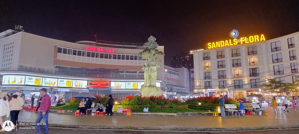Da Lat night market, vietnam