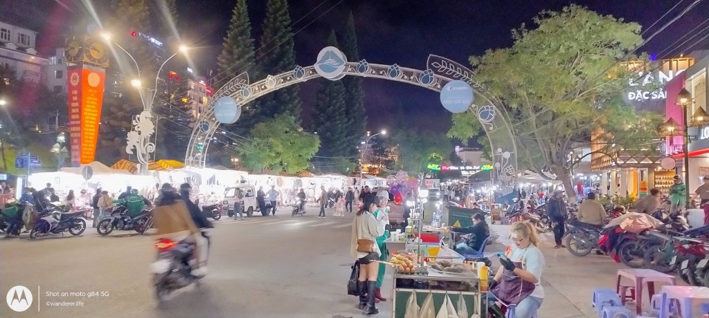 Da Lat night market, vietnam