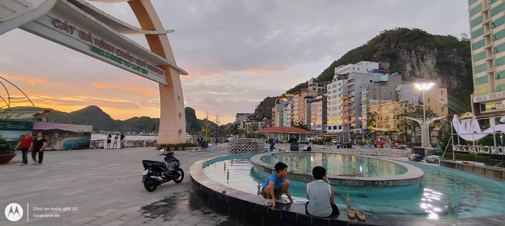 cat ba, vietnam, cat ba square